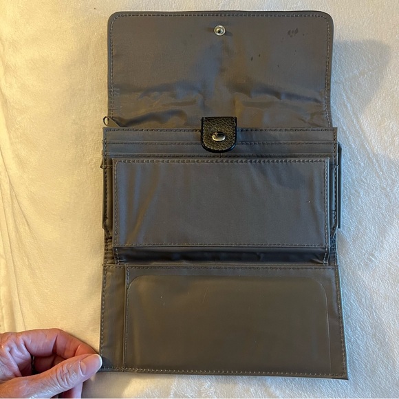 Elegant Grey Leather Wallet - Picture 5 of 10